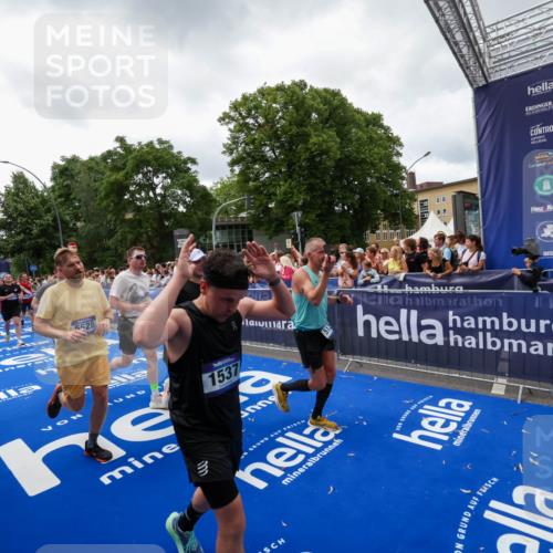 29.06.2025 - hella hamburg halbmarathon Zöllner http://msf.ph/oto/8414541 29.06.2025 10:48:29 Ziel 1537, 3747, 5129, 5362, 5528, 6081, 6923, 7367, 8216, 9262, 11451, 12149, 12549, 12690, 12840, 13962, 14033, 14990, 17395, 17745, 17855, 17982, 18790, 18923 meine-sportfotos.de
