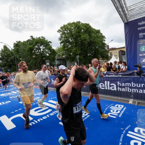 29.06.2025 - hella hamburg halbmarathon Zöllner http://msf.ph/oto/8414547 29.06.2025 10:48:29 Ziel 1537, 3747, 5129, 5362, 5528, 6081, 6923, 7367, 8216, 9262, 11451, 12149, 12549, 12690, 12840, 13962, 14033, 14990, 17395, 17745, 17855, 17982, 18790, 18923 meine-sportfotos.de