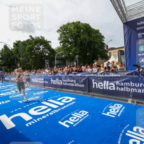 29.06.2025 - hella hamburg halbmarathon Zöllner http://msf.ph/oto/8414560 29.06.2025 10:25:19 Ziel 8376, 11994, 14113, 16484 meine-sportfotos.de