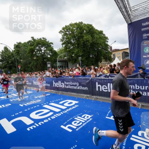 29.06.2025 - hella hamburg halbmarathon Zöllner http://msf.ph/oto/8414571 29.06.2025 10:48:31 Ziel 3747, 5362, 5528, 6081, 6923, 8216, 9262, 10000, 10860, 11451, 12149, 12549, 12690, 12840, 13962, 14033, 14990, 15808, 15917, 17395, 17855, 18251, 18790, 18923 meine-sportfotos.de