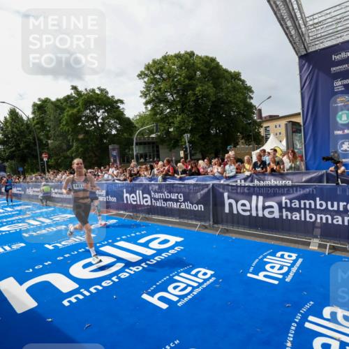 29.06.2025 - hella hamburg halbmarathon Zöllner http://msf.ph/oto/8414574 29.06.2025 10:25:20 Ziel 11994, 14113, 16484 meine-sportfotos.de