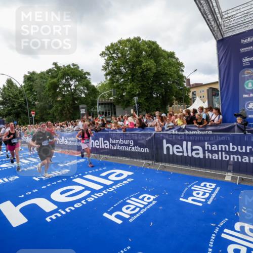 29.06.2025 - hella hamburg halbmarathon Zöllner http://msf.ph/oto/8414583 29.06.2025 10:48:31 Ziel 3747, 5362, 5528, 6081, 6923, 8216, 9262, 10000, 10860, 11451, 12149, 12549, 12690, 12840, 13962, 14033, 14990, 15808, 15917, 17395, 17855, 18251, 18790, 18923 meine-sportfotos.de