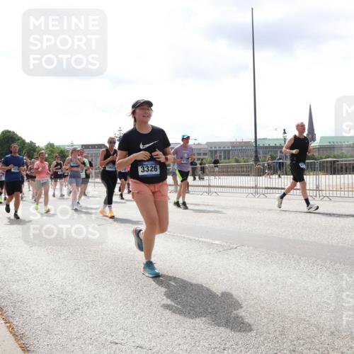 29.06.2025 - hella hamburg halbmarathon Lena Gebhardt http://msf.ph/oto/8414585 29.06.2025 10:42:09 Lombardsbrücke 1813, 1039, 10623, 9467, 3326, 1039, 1150, 1360, 1624, 1648, 1712, 1752, 1929, 1957, 2069, 2145, 2523, 2974, 3276, 3326, 3459, 3460, 3568, 3605, 4329, 4353, 4541, 4735, 4736, 4787, 4885, 4891, 4892, 5419, 5432, 5671, 5810, 6136, 6137, 6153, 6320, 6430, 6436, 6618, 6828, 6837, 6846, 6917, 7260, 7357, 7477, 7557, 7666, 7955, 7968, 8014, 8300, 8301, 8443, 8459, 8525, 8526, 8712, 8897, 8908, 9008, 9223, 9370, 9467, 9588, 10027, 10532, 10623 meine-sportfotos.de