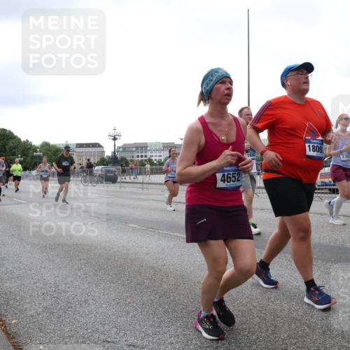 29.06.2025 - hella hamburg halbmarathon Lena Gebhardt http://msf.ph/oto/8414599 29.06.2025 10:51:25 Lombardsbrücke 5357, 4652, 1692, 1809, 1203, 1404, 1478, 1617, 1997, 2202, 2308, 2380, 2484, 2485, 2593, 2736, 2778, 2859, 3240, 3934, 3991, 4156, 4652, 4713, 4748, 4808, 4878, 4920, 5286, 5289, 5291, 5357, 5394, 5530, 5716, 5717, 6007, 6091, 6885, 6945, 6954, 6961, 7012, 7769, 7770, 7771, 7825, 7841, 7871, 7992, 8040, 8125, 8399, 8410, 8672, 9166, 9167, 9340, 9462, 9582, 9583, 9763, 10496, 11034, 11052, 11252, 11268, 11575, 11875 meine-sportfotos.de