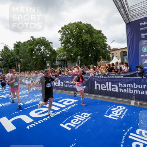 29.06.2025 - hella hamburg halbmarathon Zöllner http://msf.ph/oto/8414603 29.06.2025 10:48:32 Ziel 3747, 5362, 6081, 9262, 10000, 10860, 11451, 12149, 12549, 12690, 12840, 13962, 14033, 14990, 15808, 15917, 17395, 17855, 18251, 18790, 18923 meine-sportfotos.de