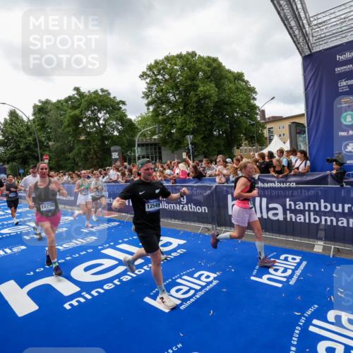 29.06.2025 - hella hamburg halbmarathon Zöllner http://msf.ph/oto/8414611 29.06.2025 10:48:32 Ziel 3747, 5362, 6081, 9262, 10000, 10860, 11451, 12149, 12549, 12690, 12840, 13962, 14033, 14990, 15808, 15917, 17395, 17855, 18251, 18790, 18923 meine-sportfotos.de