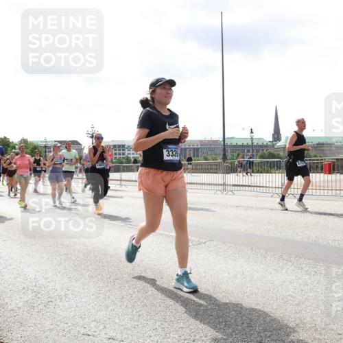 29.06.2025 - hella hamburg halbmarathon Lena Gebhardt http://msf.ph/oto/8414613 29.06.2025 10:42:09 Lombardsbrücke 1039, 8137, 10623, 94, 3326, 6199, 1039, 1150, 1360, 1624, 1648, 1712, 1752, 1929, 1957, 2069, 2145, 2523, 2974, 3276, 3326, 3459, 3460, 3568, 3605, 4329, 4353, 4541, 4735, 4736, 4787, 4885, 4891, 4892, 5419, 5432, 5671, 5810, 6136, 6137, 6153, 6320, 6430, 6436, 6618, 6828, 6837, 6846, 6917, 7260, 7357, 7477, 7557, 7666, 7955, 7968, 8014, 8300, 8301, 8443, 8459, 8525, 8526, 8712, 8897, 8908, 9008, 9223, 9370, 9467, 9588, 10027, 10532, 10623 meine-sportfotos.de