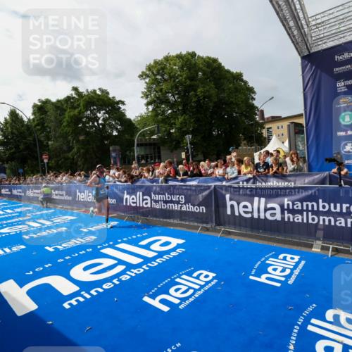 29.06.2025 - hella hamburg halbmarathon Zöllner http://msf.ph/oto/8414615 29.06.2025 10:25:22 Ziel 12067, 16484 meine-sportfotos.de