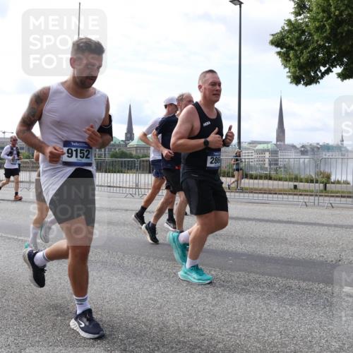 29.06.2025 - hella hamburg halbmarathon Lena Gebhardt http://msf.ph/oto/8414624 29.06.2025 10:17:27 Lombardsbrücke 9152, 286, 1015, 1083, 1137, 1204, 1274, 1298, 1331, 1348, 1356, 1458, 1477, 1553, 1749, 1795, 2225, 2259, 2305, 2548, 2860, 2908, 3210, 3292, 3464, 3466, 3622, 3802, 3803, 4194, 4218, 4852, 5002, 5023, 5390, 5929, 5930, 5995, 6126, 6128, 6254, 6336, 6352, 6520, 6522, 6786, 7011, 7257, 7258, 7291, 7345, 7376, 7410, 7413, 7445, 7566, 7647, 7844, 7945, 8144, 8210, 8253, 8263, 8309, 8351, 8433, 8558, 8895, 8983, 9152, 9259, 9848 meine-sportfotos.de