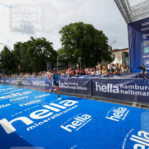 29.06.2025 - hella hamburg halbmarathon Zöllner http://msf.ph/oto/8414626 29.06.2025 10:25:22 Ziel 12067, 16484 meine-sportfotos.de
