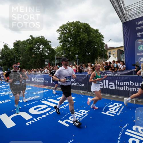 29.06.2025 - hella hamburg halbmarathon Zöllner http://msf.ph/oto/8414635 29.06.2025 10:48:33 Ziel 1163, 1176, 2213, 3747, 5362, 6081, 9262, 10000, 10860, 11451, 11579, 12149, 12549, 12690, 12840, 13962, 14033, 14990, 15808, 15917, 17395, 17855, 18251, 18790, 18815, 18923 meine-sportfotos.de