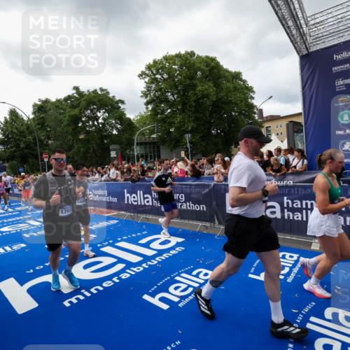 29.06.2025 - hella hamburg halbmarathon Zöllner http://msf.ph/oto/8414649 29.06.2025 10:48:34 Ziel 1163, 1176, 2213, 9262, 10000, 10860, 11451, 11579, 12149, 12690, 12840, 13962, 14033, 14990, 15573, 15808, 15917, 17395, 17855, 18251, 18790, 18815, 18923 meine-sportfotos.de