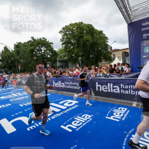 29.06.2025 - hella hamburg halbmarathon Zöllner http://msf.ph/oto/8414657 29.06.2025 10:48:34 Ziel 1163, 1176, 2213, 9262, 10000, 10860, 11451, 11579, 12149, 12690, 12840, 13962, 14033, 14990, 15573, 15808, 15917, 17395, 17855, 18251, 18790, 18815, 18923 meine-sportfotos.de