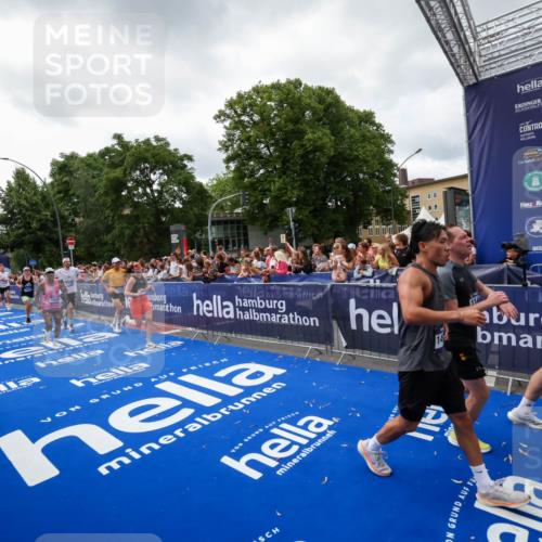 29.06.2025 - hella hamburg halbmarathon Zöllner http://msf.ph/oto/8414668 29.06.2025 10:48:35 Ziel 1163, 1176, 2213, 5421, 10000, 10860, 11451, 11579, 12149, 12690, 12840, 13962, 14033, 14990, 15573, 15808, 15917, 17395, 17855, 18251, 18815 meine-sportfotos.de