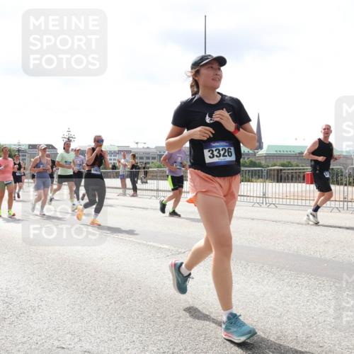 29.06.2025 - hella hamburg halbmarathon Lena Gebhardt http://msf.ph/oto/8414672 29.06.2025 10:42:10 Lombardsbrücke 1039, 1515, 9407, 10623, 3326, 1039, 1150, 1360, 1624, 1648, 1712, 1752, 1929, 1957, 2069, 2145, 2523, 2974, 3276, 3326, 3459, 3460, 3568, 3605, 4329, 4353, 4541, 4735, 4736, 4787, 4885, 4891, 4892, 5419, 5432, 5671, 5810, 6136, 6137, 6153, 6320, 6430, 6436, 6618, 6828, 6837, 6846, 6917, 7260, 7357, 7477, 7557, 7666, 7955, 8014, 8300, 8301, 8443, 8459, 8525, 8526, 8712, 8897, 8908, 9008, 9223, 9370, 9467, 9588, 9980, 10027, 10532, 10623 meine-sportfotos.de