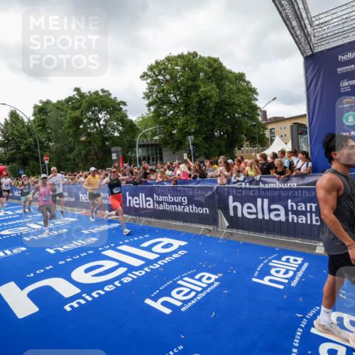 29.06.2025 - hella hamburg halbmarathon Zöllner http://msf.ph/oto/8414675 29.06.2025 10:48:35 Ziel 1163, 1176, 2213, 5421, 10000, 10860, 11451, 11579, 12149, 12690, 12840, 13962, 14033, 14990, 15573, 15808, 15917, 17395, 17855, 18251, 18815 meine-sportfotos.de