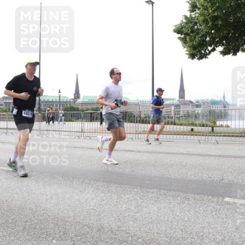 29.06.2025 - hella hamburg halbmarathon Lena Gebhardt http://msf.ph/oto/8414701 29.06.2025 10:26:05 Lombardsbrücke 10219, 1305, 1479, 1481, 3343, 3617, 3765, 4267, 4268, 4315, 4378, 4797, 5028, 5497, 6159, 6663, 8276, 8306, 8674, 8881, 8942, 10104, 10219, 11107, 11139, 11596, 11699, 11828, 11859, 12074, 12505, 12826, 12827, 12838, 12945, 12946, 13653, 14063, 14179, 14223, 14356, 14726, 14936, 16289, 16354, 16381, 16927, 17369, 17712, 19144 meine-sportfotos.de