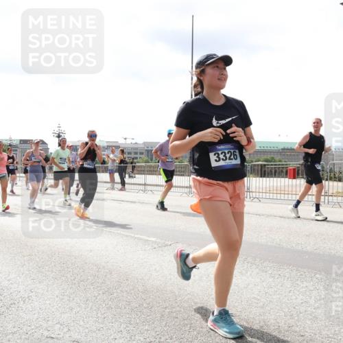 29.06.2025 - hella hamburg halbmarathon Lena Gebhardt http://msf.ph/oto/8414702 29.06.2025 10:42:10 Lombardsbrücke 1039, 181, 15155, 67, 10623, 3326, 1039, 1150, 1360, 1624, 1648, 1712, 1752, 1929, 1957, 2069, 2145, 2523, 2974, 3276, 3326, 3459, 3460, 3568, 3605, 4329, 4353, 4541, 4735, 4736, 4787, 4885, 4891, 4892, 5419, 5432, 5671, 5810, 6136, 6137, 6153, 6320, 6430, 6436, 6618, 6828, 6837, 6846, 6917, 7260, 7357, 7477, 7557, 7666, 7955, 8014, 8300, 8301, 8443, 8459, 8525, 8526, 8712, 8897, 8908, 9008, 9223, 9370, 9467, 9588, 9980, 10027, 10532, 10623 meine-sportfotos.de