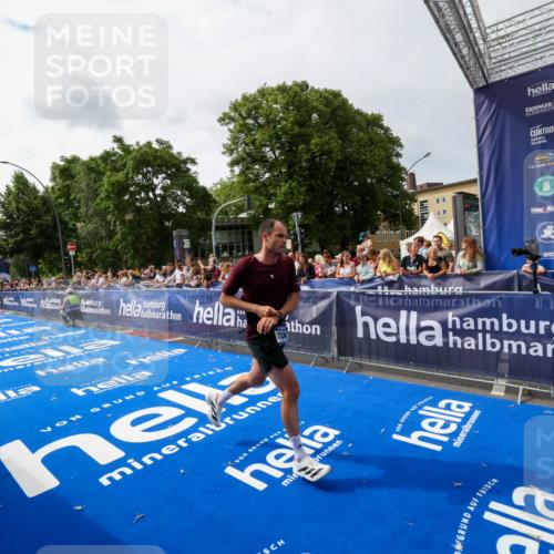 29.06.2025 - hella hamburg halbmarathon Zöllner http://msf.ph/oto/8414704 29.06.2025 10:25:29 Ziel 12067 meine-sportfotos.de