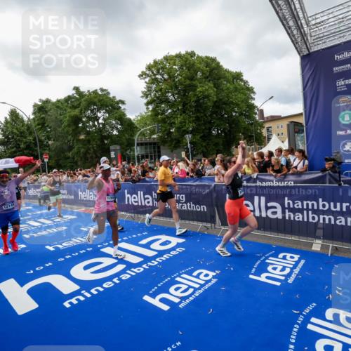 29.06.2025 - hella hamburg halbmarathon Zöllner http://msf.ph/oto/8414705 29.06.2025 10:48:36 Ziel 1163, 1176, 2213, 5421, 10000, 10860, 11451, 11579, 12149, 12690, 13962, 14033, 14990, 15573, 15808, 15917, 17395, 18251, 18815 meine-sportfotos.de