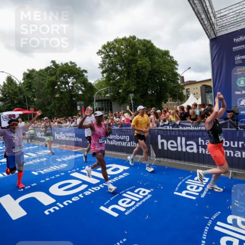 29.06.2025 - hella hamburg halbmarathon Zöllner http://msf.ph/oto/8414711 29.06.2025 10:48:37 Ziel 1163, 1176, 2213, 4553, 5421, 9538, 10000, 10859, 10860, 11579, 12149, 12690, 13962, 14033, 15573, 15808, 15917, 17395, 18251, 18815 meine-sportfotos.de