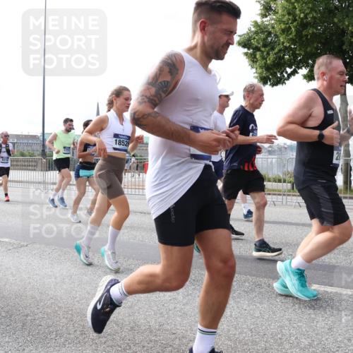 29.06.2025 - hella hamburg halbmarathon Lena Gebhardt http://msf.ph/oto/8414713 29.06.2025 10:17:27 Lombardsbrücke 8210, 17717, 18526, 1015, 1083, 1137, 1204, 1274, 1298, 1331, 1348, 1356, 1458, 1477, 1553, 1749, 1795, 2225, 2259, 2305, 2548, 2860, 2908, 3210, 3292, 3464, 3466, 3622, 3802, 3803, 4194, 4218, 4852, 5002, 5023, 5390, 5929, 5930, 5995, 6126, 6128, 6254, 6336, 6352, 6520, 6522, 6786, 7011, 7257, 7258, 7291, 7345, 7376, 7410, 7413, 7445, 7566, 7647, 7844, 7945, 8144, 8210, 8253, 8263, 8309, 8351, 8433, 8558, 8895, 8983, 9152, 9259, 9848 meine-sportfotos.de