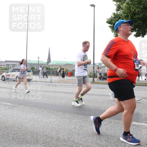 29.06.2025 - hella hamburg halbmarathon Lena Gebhardt http://msf.ph/oto/8414719 29.06.2025 10:51:26 Lombardsbrücke 180, 1203, 1404, 1478, 1617, 1997, 2202, 2308, 2380, 2484, 2485, 2593, 2736, 2778, 3240, 3934, 3991, 4156, 4652, 4713, 4748, 4808, 4878, 4920, 5286, 5289, 5291, 5357, 5394, 5530, 5716, 5717, 6007, 6091, 6885, 6945, 6954, 6961, 7012, 7769, 7770, 7771, 7825, 7841, 7871, 7992, 8040, 8125, 8399, 8410, 8672, 9166, 9167, 9340, 9462, 9582, 9583, 9763, 10496, 10521, 11034, 11052, 11252, 11268, 11575, 11875 meine-sportfotos.de