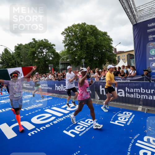 29.06.2025 - hella hamburg halbmarathon Zöllner http://msf.ph/oto/8414721 29.06.2025 10:48:37 Ziel 1163, 1176, 2213, 4553, 5421, 9538, 10000, 10859, 10860, 11579, 12149, 12690, 13962, 14033, 15573, 15808, 15917, 17395, 18251, 18815 meine-sportfotos.de