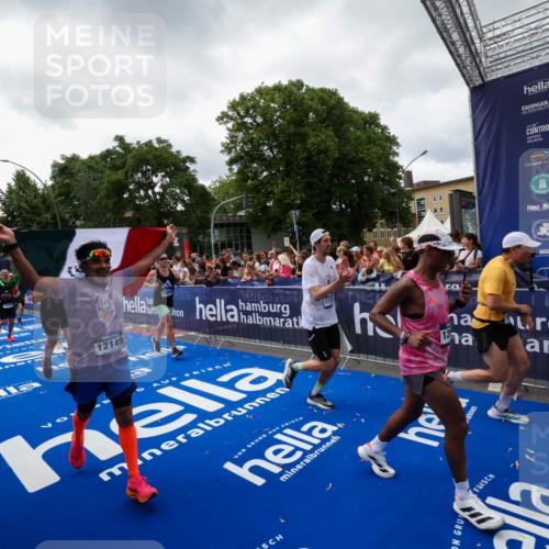 29.06.2025 - hella hamburg halbmarathon Zöllner http://msf.ph/oto/8414730 29.06.2025 10:48:37 Ziel 1163, 1176, 2213, 4553, 5421, 9538, 10000, 10859, 10860, 11579, 12149, 12690, 13962, 14033, 15573, 15808, 15917, 17395, 18251, 18815 meine-sportfotos.de