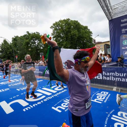 29.06.2025 - hella hamburg halbmarathon Zöllner http://msf.ph/oto/8414742 29.06.2025 10:48:38 Ziel 1163, 1176, 2213, 4553, 5421, 9538, 10000, 10859, 10860, 11579, 12149, 12690, 14033, 15573, 15808, 15917, 17395, 18251, 18815 meine-sportfotos.de
