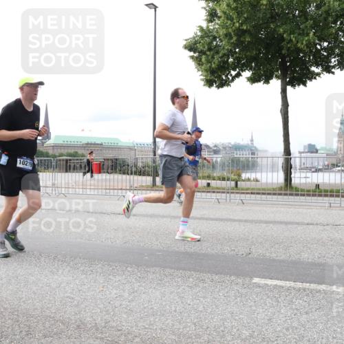 29.06.2025 - hella hamburg halbmarathon Lena Gebhardt http://msf.ph/oto/8414744 29.06.2025 10:26:05 Lombardsbrücke 10219, 1305, 1479, 1481, 3343, 3617, 3765, 4267, 4268, 4315, 4378, 4797, 5028, 5497, 6159, 6663, 8276, 8306, 8674, 8881, 8942, 10104, 10219, 11107, 11139, 11596, 11699, 11828, 11859, 12074, 12505, 12826, 12827, 12838, 12945, 12946, 13653, 14063, 14179, 14223, 14356, 14726, 14936, 16289, 16354, 16381, 16927, 17369, 17712, 19144 meine-sportfotos.de