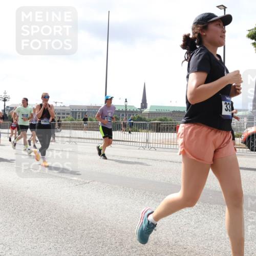 29.06.2025 - hella hamburg halbmarathon Lena Gebhardt http://msf.ph/oto/8414761 29.06.2025 10:42:10 Lombardsbrücke 1039, 137, 15155, 473, 10623, 33, 1039, 1150, 1360, 1624, 1648, 1712, 1752, 1929, 1957, 2069, 2145, 2523, 2974, 3276, 3326, 3459, 3460, 3568, 3605, 4329, 4353, 4541, 4735, 4736, 4787, 4885, 4891, 4892, 5419, 5432, 5671, 5810, 6136, 6137, 6153, 6320, 6430, 6436, 6618, 6828, 6837, 6846, 6917, 7260, 7357, 7477, 7557, 7666, 7955, 8014, 8300, 8301, 8443, 8459, 8525, 8526, 8712, 8897, 8908, 9008, 9223, 9370, 9467, 9588, 9980, 10027, 10532, 10623 meine-sportfotos.de