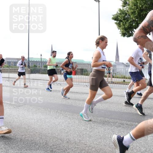 29.06.2025 - hella hamburg halbmarathon Lena Gebhardt http://msf.ph/oto/8414763 29.06.2025 10:17:28 Lombardsbrücke 179, 1015, 1083, 1137, 1204, 1274, 1298, 1331, 1348, 1356, 1458, 1477, 1553, 1749, 1795, 2094, 2225, 2259, 2305, 2548, 2860, 2908, 3210, 3292, 3464, 3466, 3622, 3802, 3803, 4194, 4218, 4852, 5002, 5023, 5390, 5929, 5930, 5995, 6126, 6128, 6254, 6336, 6352, 6520, 6522, 6786, 7011, 7257, 7258, 7291, 7345, 7376, 7410, 7413, 7445, 7566, 7647, 7844, 7945, 8144, 8210, 8253, 8263, 8309, 8351, 8433, 8558, 8895, 8983, 9152, 9259, 9848 meine-sportfotos.de