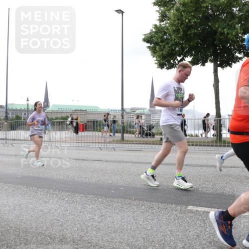29.06.2025 - hella hamburg halbmarathon Lena Gebhardt http://msf.ph/oto/8414767 29.06.2025 10:51:27 Lombardsbrücke 16633, 169, 1203, 1404, 1478, 1617, 1997, 2202, 2308, 2380, 2484, 2485, 2593, 2736, 2778, 3240, 3934, 3991, 4156, 4652, 4713, 4748, 4808, 4878, 4920, 5286, 5289, 5291, 5357, 5394, 5530, 5716, 5717, 6007, 6091, 6885, 6945, 6947, 6954, 6961, 7012, 7769, 7770, 7771, 7825, 7841, 7871, 7992, 8040, 8125, 8399, 8410, 8672, 9166, 9167, 9340, 9462, 9582, 9583, 9763, 10496, 10521, 11034, 11052, 11252, 11268, 11575, 11875 meine-sportfotos.de