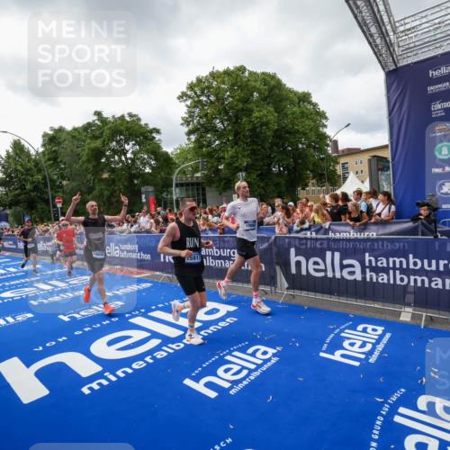 29.06.2025 - hella hamburg halbmarathon Zöllner http://msf.ph/oto/8414770 29.06.2025 10:48:39 Ziel 1163, 1176, 2213, 4553, 5421, 9538, 10000, 10859, 10860, 11579, 14511, 15573, 15808, 15917, 18251, 18815 meine-sportfotos.de