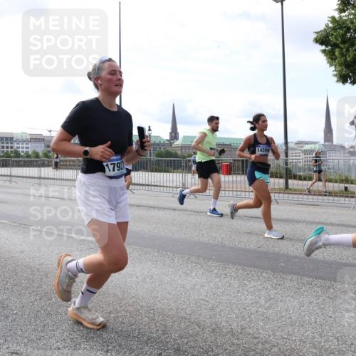29.06.2025 - hella hamburg halbmarathon Lena Gebhardt http://msf.ph/oto/8414781 29.06.2025 10:17:28 Lombardsbrücke 8895, 179, 14209, 1015, 1083, 1137, 1204, 1274, 1298, 1331, 1348, 1356, 1458, 1477, 1553, 1749, 1795, 2094, 2225, 2259, 2305, 2548, 2860, 2908, 3210, 3292, 3464, 3466, 3622, 3802, 3803, 4194, 4218, 4852, 5002, 5023, 5390, 5929, 5930, 5995, 6126, 6128, 6254, 6336, 6352, 6520, 6522, 6786, 7011, 7257, 7258, 7291, 7345, 7376, 7410, 7413, 7445, 7566, 7647, 7844, 7945, 8144, 8210, 8253, 8263, 8309, 8351, 8433, 8558, 8895, 8983, 9152, 9259, 9848 meine-sportfotos.de