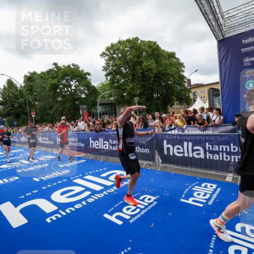 29.06.2025 - hella hamburg halbmarathon Zöllner http://msf.ph/oto/8414788 29.06.2025 10:48:40 Ziel 1163, 1176, 2213, 4553, 5421, 9538, 10000, 10859, 11579, 14511, 15573, 15917, 17127, 18815 meine-sportfotos.de