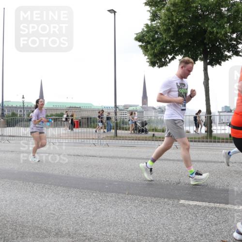 29.06.2025 - hella hamburg halbmarathon Lena Gebhardt http://msf.ph/oto/8414791 29.06.2025 10:51:27 Lombardsbrücke 16633, 1203, 1404, 1478, 1617, 1997, 2202, 2308, 2380, 2484, 2485, 2593, 2736, 2778, 3240, 3934, 3991, 4156, 4652, 4713, 4748, 4808, 4878, 4920, 5286, 5289, 5291, 5357, 5394, 5530, 5716, 5717, 6007, 6091, 6885, 6945, 6947, 6954, 6961, 7012, 7769, 7770, 7771, 7825, 7841, 7871, 7992, 8040, 8125, 8399, 8410, 8672, 9166, 9167, 9340, 9462, 9582, 9583, 9763, 10496, 10521, 11034, 11052, 11252, 11268, 11575, 11875 meine-sportfotos.de