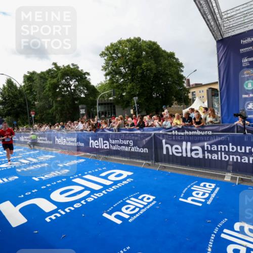 29.06.2025 - hella hamburg halbmarathon Zöllner http://msf.ph/oto/8414794 29.06.2025 10:25:37 Ziel 4338, 13346 meine-sportfotos.de