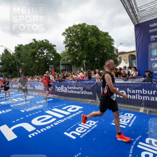 29.06.2025 - hella hamburg halbmarathon Zöllner http://msf.ph/oto/8414796 29.06.2025 10:48:40 Ziel 1163, 1176, 2213, 4553, 5421, 9538, 10000, 10859, 11579, 14511, 15573, 15917, 17127, 18815 meine-sportfotos.de