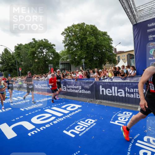 29.06.2025 - hella hamburg halbmarathon Zöllner http://msf.ph/oto/8414800 29.06.2025 10:48:40 Ziel 1163, 1176, 2213, 4553, 5421, 9538, 10000, 10859, 11579, 14511, 15573, 15917, 17127, 18815 meine-sportfotos.de