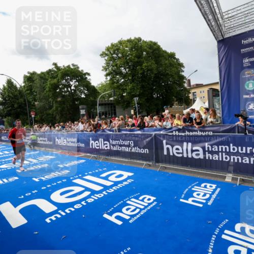 29.06.2025 - hella hamburg halbmarathon Zöllner http://msf.ph/oto/8414805 29.06.2025 10:25:37 Ziel 4338, 13346 meine-sportfotos.de