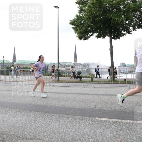 29.06.2025 - hella hamburg halbmarathon Lena Gebhardt http://msf.ph/oto/8414813 29.06.2025 10:51:27 Lombardsbrücke 16633, 1203, 1404, 1478, 1617, 1997, 2202, 2308, 2380, 2484, 2485, 2593, 2736, 2778, 3240, 3934, 3991, 4156, 4652, 4713, 4748, 4808, 4878, 4920, 5286, 5289, 5291, 5357, 5394, 5530, 5716, 5717, 6007, 6091, 6885, 6945, 6947, 6954, 6961, 7012, 7769, 7770, 7771, 7825, 7841, 7871, 7992, 8040, 8125, 8399, 8410, 8672, 9166, 9167, 9340, 9462, 9582, 9583, 9763, 10496, 10521, 11034, 11052, 11252, 11268, 11575, 11875 meine-sportfotos.de