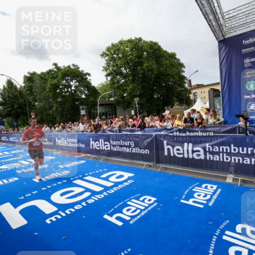 29.06.2025 - hella hamburg halbmarathon Zöllner http://msf.ph/oto/8414821 29.06.2025 10:25:37 Ziel 4338, 13346 meine-sportfotos.de