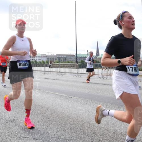 29.06.2025 - hella hamburg halbmarathon Lena Gebhardt http://msf.ph/oto/8414827 29.06.2025 10:17:28 Lombardsbrücke 3802, 1803, 8895, 17927, 1015, 1083, 1137, 1204, 1274, 1298, 1331, 1348, 1356, 1458, 1477, 1553, 1749, 1795, 2094, 2225, 2259, 2305, 2548, 2860, 2908, 3210, 3292, 3464, 3466, 3622, 3802, 3803, 4194, 4218, 4852, 5002, 5023, 5390, 5929, 5930, 5995, 6126, 6128, 6254, 6336, 6352, 6520, 6522, 6786, 7011, 7257, 7258, 7291, 7345, 7376, 7410, 7413, 7445, 7566, 7647, 7844, 7945, 8144, 8210, 8253, 8263, 8309, 8351, 8433, 8558, 8895, 8983, 9152, 9259, 9848 meine-sportfotos.de