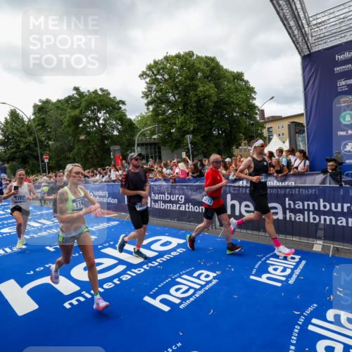 29.06.2025 - hella hamburg halbmarathon Zöllner http://msf.ph/oto/8414832 29.06.2025 10:48:41 Ziel 1163, 1176, 2213, 4553, 5421, 9538, 10859, 11579, 14511, 15384, 15573, 17127, 18815 meine-sportfotos.de