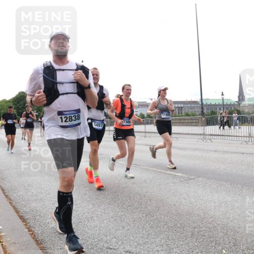 29.06.2025 - hella hamburg halbmarathon Lena Gebhardt http://msf.ph/oto/8414838 29.06.2025 10:26:06 Lombardsbrücke 12945, 12838, 7369, 5497, 11859, 1305, 1479, 1481, 3343, 3617, 3765, 4267, 4268, 4315, 4378, 4797, 5497, 6159, 6663, 8276, 8306, 8674, 8881, 8942, 10104, 10219, 11107, 11139, 11596, 11699, 11828, 11859, 12074, 12505, 12826, 12827, 12838, 12945, 12946, 13653, 14063, 14179, 14223, 14356, 14726, 14936, 16289, 16354, 16381, 16927, 17369, 17712, 19144 meine-sportfotos.de