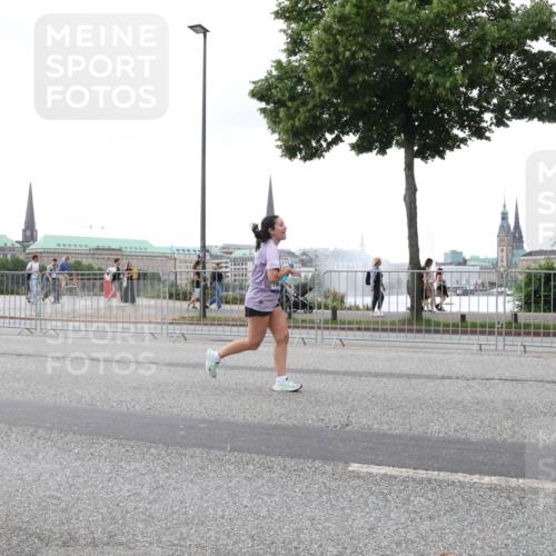 29.06.2025 - hella hamburg halbmarathon Lena Gebhardt http://msf.ph/oto/8414859 29.06.2025 10:51:28 Lombardsbrücke 1203, 1404, 1478, 1617, 1997, 2202, 2308, 2380, 2484, 2485, 2593, 2736, 2778, 3240, 3934, 3991, 4156, 4652, 4713, 4748, 4808, 4878, 4920, 5286, 5289, 5291, 5357, 5394, 5530, 5716, 5717, 6007, 6091, 6885, 6945, 6947, 6954, 6961, 7012, 7769, 7770, 7771, 7841, 7871, 7992, 8040, 8125, 8399, 8410, 8672, 9166, 9167, 9340, 9462, 9582, 9583, 9763, 10496, 10521, 10830, 11034, 11052, 11252, 11268, 11575, 11875 meine-sportfotos.de