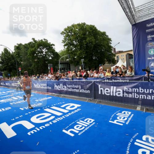 29.06.2025 - hella hamburg halbmarathon Zöllner http://msf.ph/oto/8414861 29.06.2025 10:25:45 Ziel 4338, 11228, 14107 meine-sportfotos.de