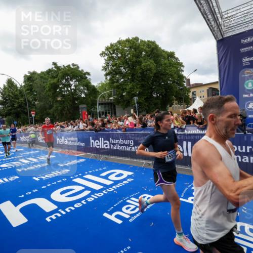 29.06.2025 - hella hamburg halbmarathon Zöllner http://msf.ph/oto/8414865 29.06.2025 10:48:42 Ziel 1163, 1176, 2213, 4553, 5421, 9538, 10859, 11579, 14511, 15384, 15573, 17127, 18815 meine-sportfotos.de